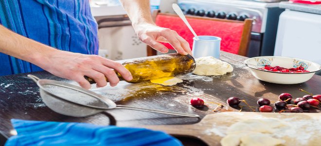 Estirar la masa de tarta con una botella de vidrio.