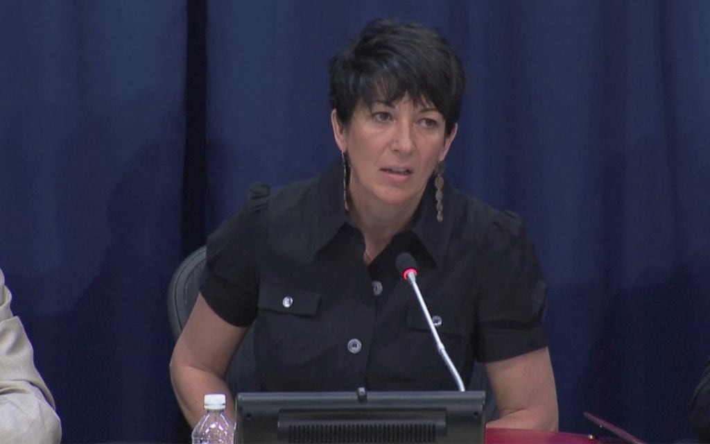 Ghislaine Maxwell negó bajo juramento que Jeffrey Epstein haya tenido relaciones con menores: documento