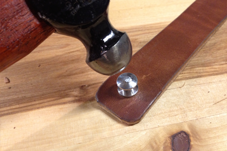 brazalete de cuero y martillo de bola paso cuatro