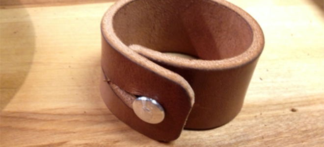 Cómo hacer un brazalete de cuero