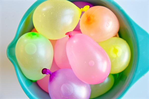 globos de agua en balde