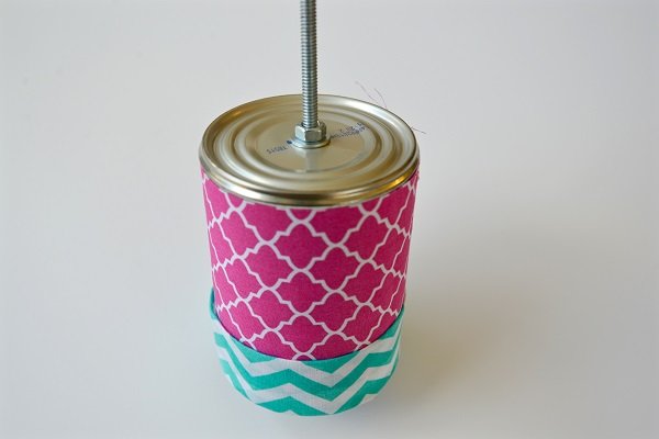 apriete los accesorios para el soporte de bebidas