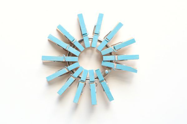 alfileres de ropa pintados de azul