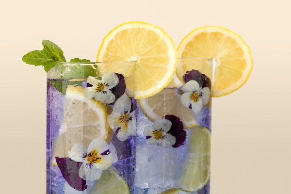 bebida con infusión de flores