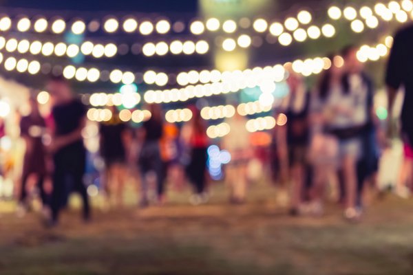 Una fiesta al aire libre con luces.