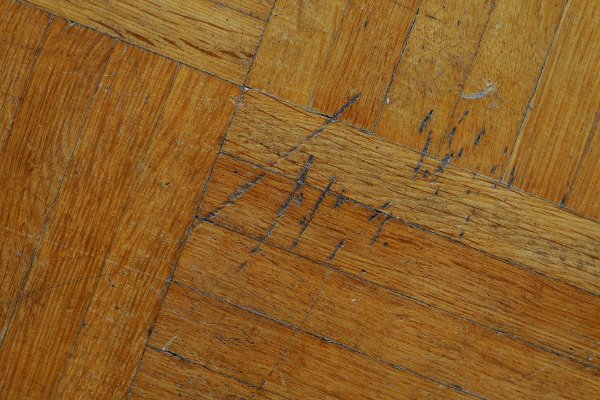 Piso de madera rayado