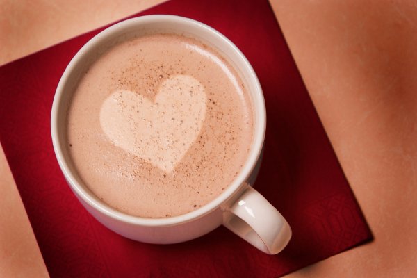 Un corazón en una taza de chocolate caliente.
