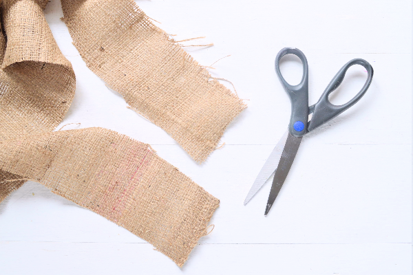 cortar tiras de arpillera