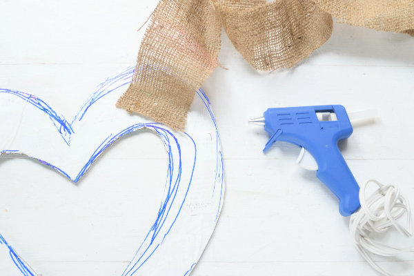 pegar arpillera para hacer una corona