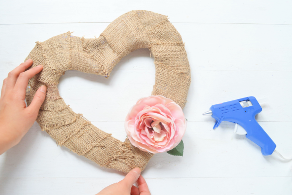 pegar la flor en la corona de arpillera
