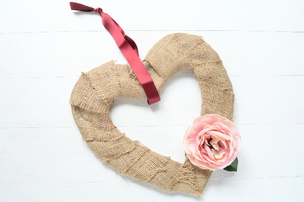 colgar la corona de arpillera terminada del día de san valentín