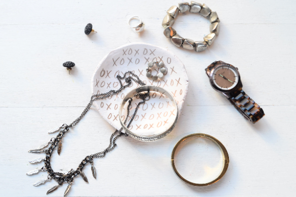 plato de baratija de bricolaje