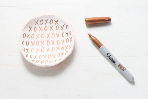 plato de baratijas de san valentín