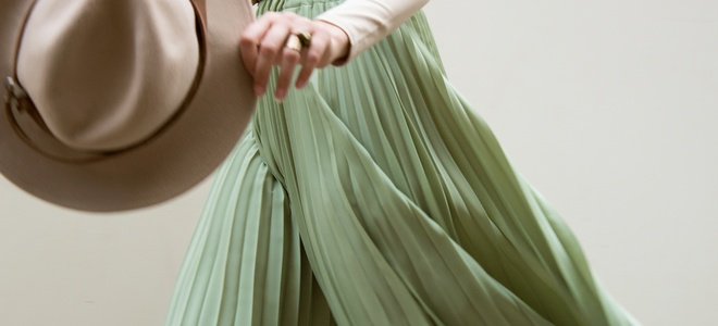 Cómo hacer que un sombrero de tela parezca viejo y gastado