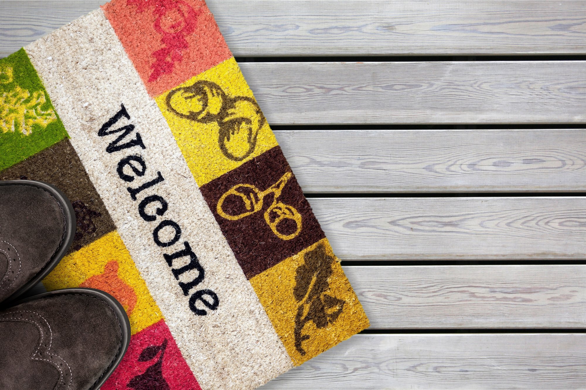 Un felpudo pintado de colores.