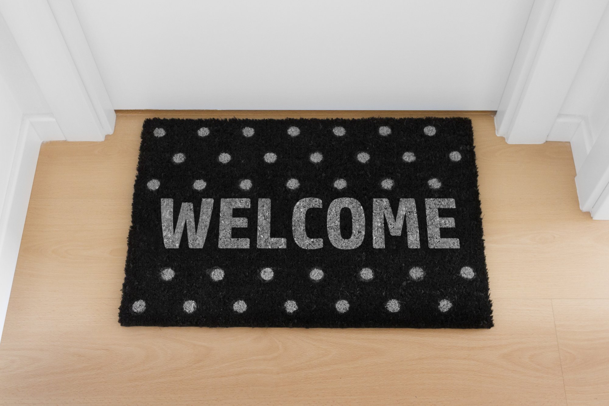 Un felpudo negro que dice 