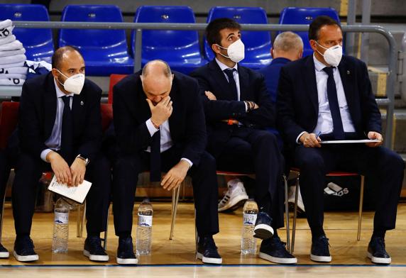 El banquillo del Madrid durante el partido. EFE/ Enric Fontcuberta.