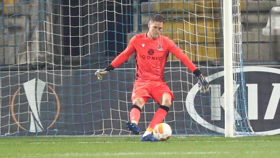 Alex Remiro golpea con la diestra en la victoria de la Real en Rijeka, en el estreno de la Europa League