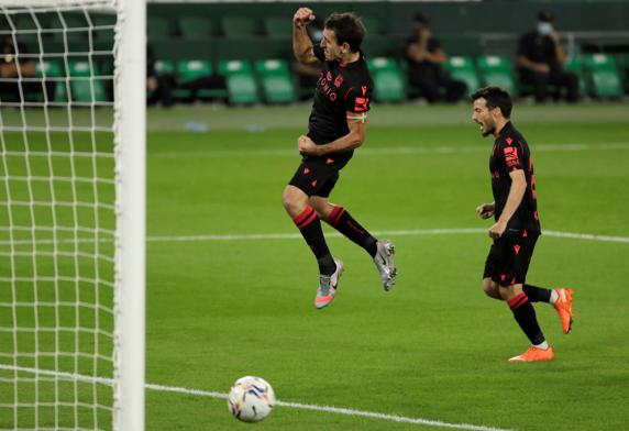 Mikel Oyarzabal marca en el estadio Benito Villamarín, en Sevilla. EFE/Julio Muñoz