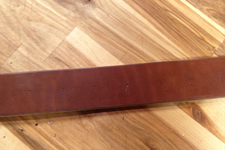 marcas de agujeros de cinturón de cuero