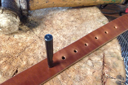 agujeros de cinturón de cuero perforados