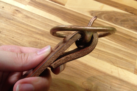 colocación de la hebilla del cinturón de cuero