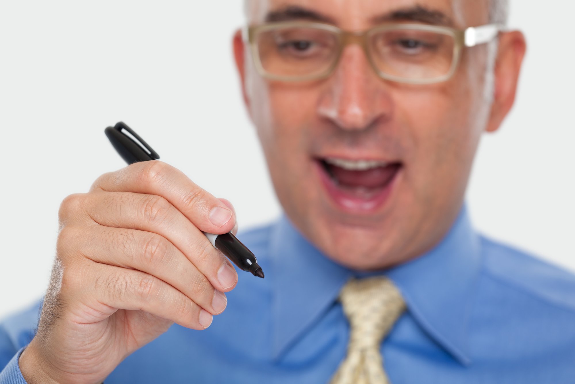 Un hombre tiene un marcador permanente.