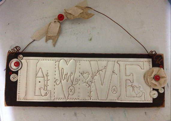 Un letrero de metal estampado. 