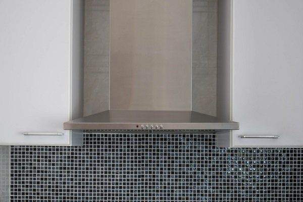 Una campana extractora de acero inoxidable.