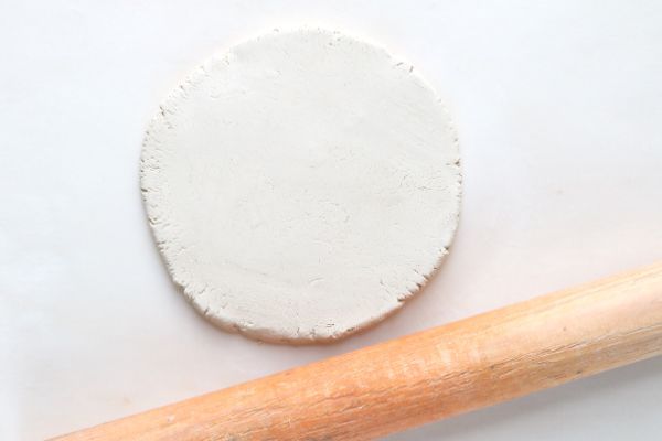 Una losa de arcilla y un rodillo. 