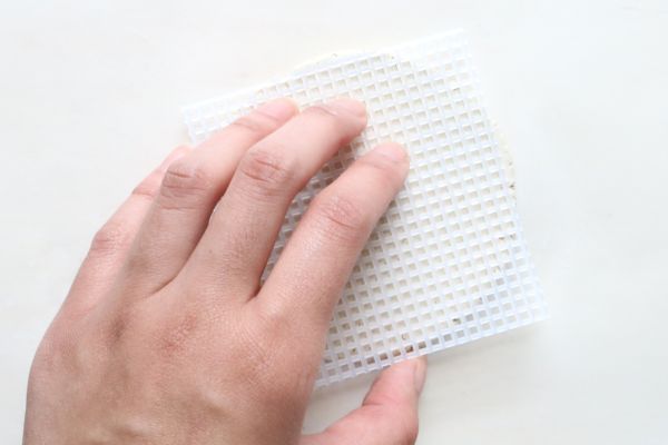 Arcilla con rejilla de plástico en la parte superior. 