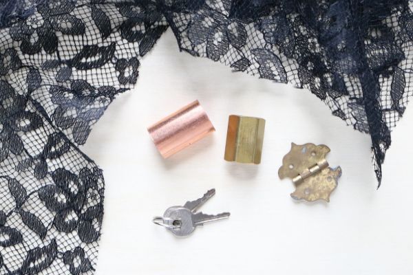 Una reunión de suministros para hacer posavasos. 