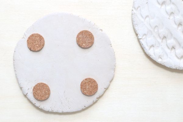 Un posavasos con almohadillas en la espalda. 