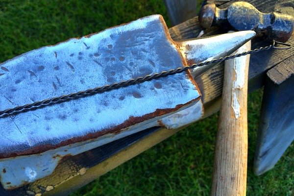 La solución de San Valentín de un fabricante: anillo de alambre empacado, Justin DiPego