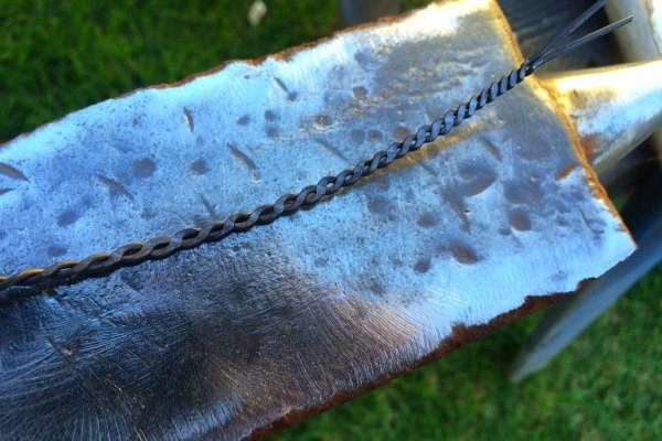 La solución de San Valentín de un fabricante: anillo de alambre empacado, Justin DiPego