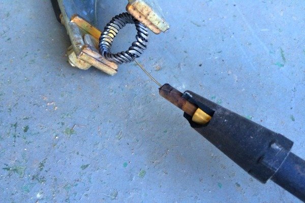 La solución de San Valentín de un fabricante: anillo de alambre empacado, Justin DiPego