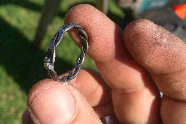 La solución de San Valentín de un fabricante: anillo de alambre empacado, Justin DiPego