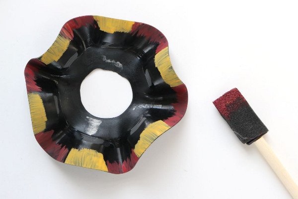 Registre el tazón con pintura.