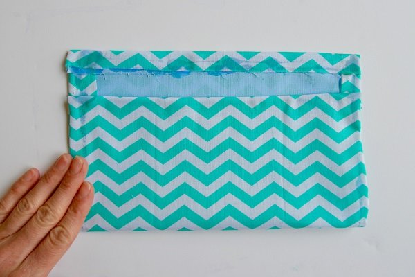 doblar la tela para la bolsa