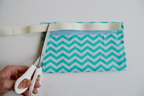 corte y agregue una tira de velcro a la bolsa