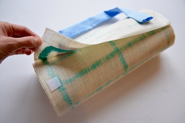 agregue velcro a la alfombra del juego de viaje