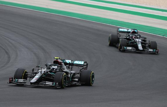 Bottas no gestionó las gomas y acabó perdiendo ante el inglés por 25 segundos