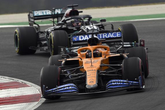 Sainz, en el momento que pasó a Hamilton