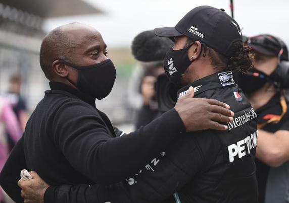 Lewis Hamilton celebra su victoria en el GP de Portugal ante Lewis Hamilton