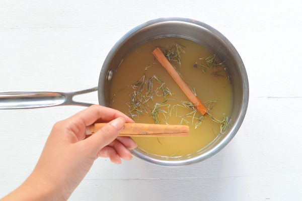 agregando canela al popurrí