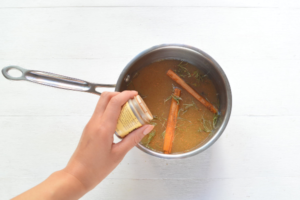 añadiendo especias al popurrí