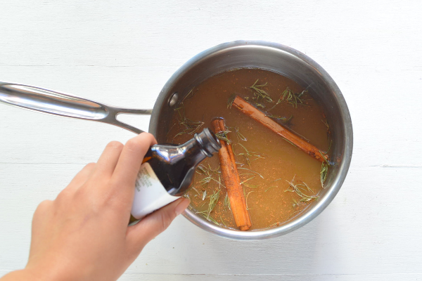 agregando extracto de vainilla al popurrí