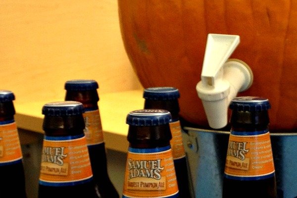 Fiesta en la oficina, Convierte una calabaza en un barril, Justin DiPego, Samuel Adams