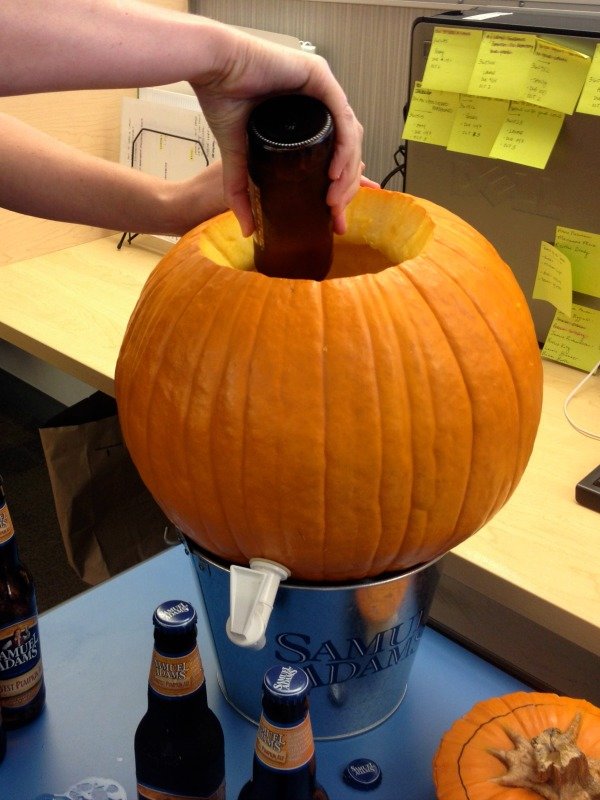 Fiesta en la oficina, Convierte una calabaza en un barril, Justin DiPego, Samuel Adams