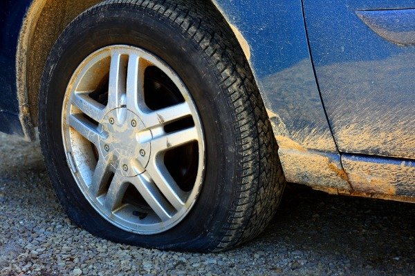 Habilidades de bricolaje de un papá a un graduado, llanta pinchada, Justin DiPego